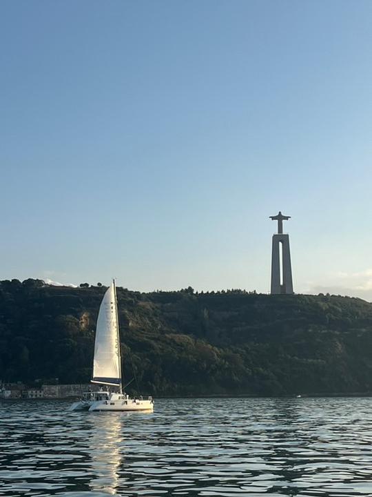 Catamarã Lagoon que cruzamos em Lisboa, Portugal