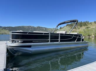 Ultimate family fun cruising/fishing pontoon boat with room for all! 