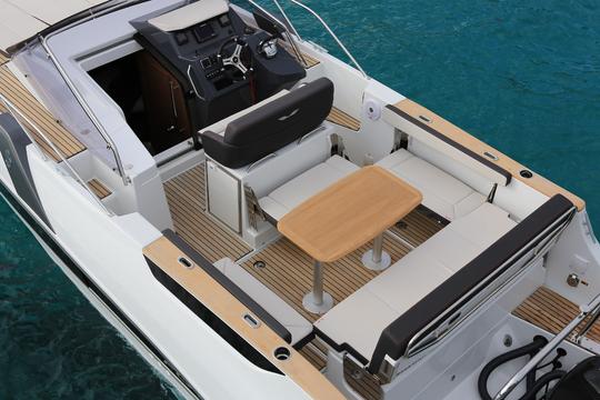 Beneteau Flyer 8.8 com Capitão para explorar pontos turísticos de Dubai 