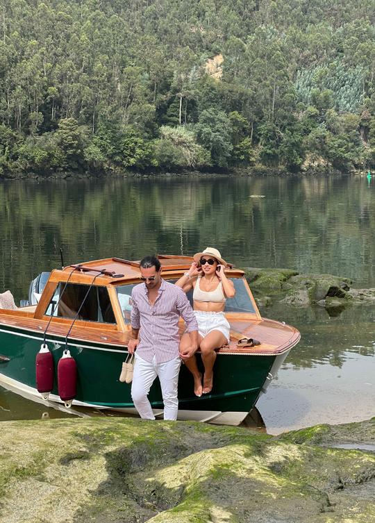 Excursion en bateau avec déjeuner au restaurant Vinha et visite de Nieport Cellers