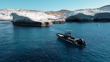 Destaques de meio dia da Ilha de Milos na linha superior C29 'Navigatus V'