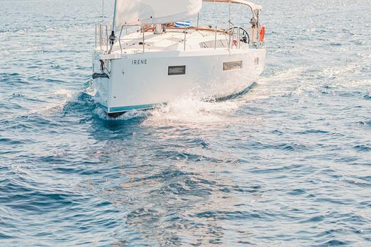 Jeanneau 410 Comfort, Spacious Interiors, and Advanced Navigational Excellence