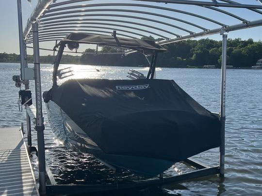 2022 Heyday Wake/Sport Boat for 12 Thrill Seekers