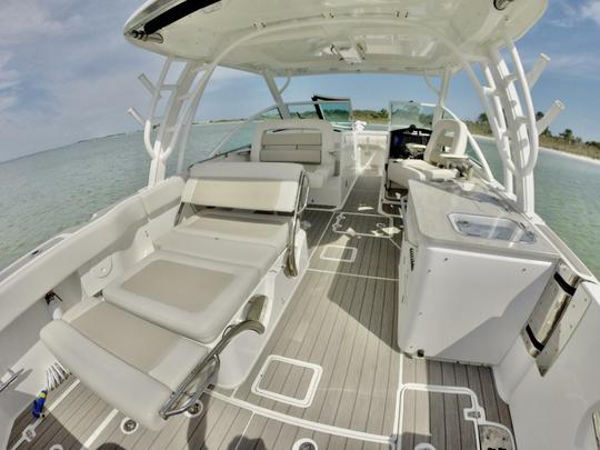 ¡Disfruta de este agradable Boston Whaler 320 Vantage de 32 pulgadas por un día!