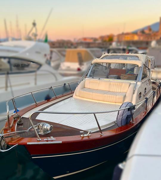 Visite de la côte amalfitaine à bord d'un élégant bateau Apreamare 10