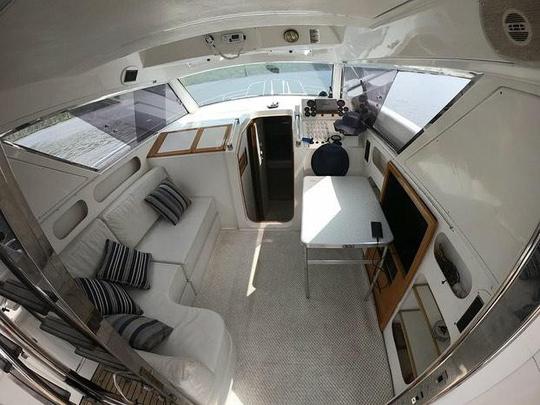 36ft Intermarine Oceanic Motor Yacht - Comfortably Seat up to 12 people