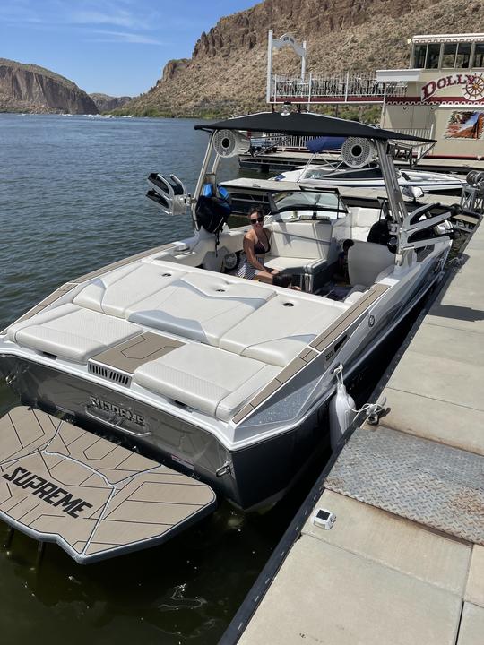 ¡Nuevo barco de surf listo para surfear, hacer wakeboard y bucear!