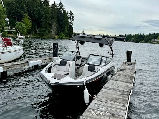 Family-Friendly 24ft Yamaha Jet Boat w/ Big Sound