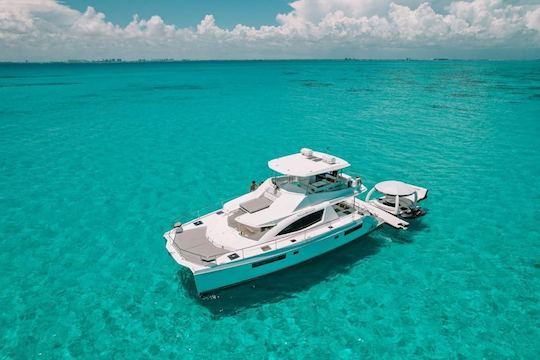 Lujoso catamarán a motor Leopard de 51 pies en Cancún con tripulación de superyate