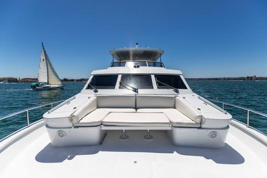 Yacht à moteur de luxe au coucher du soleil d'été de 92 pieds : parfait pour les îles San Juan et l'Alaska