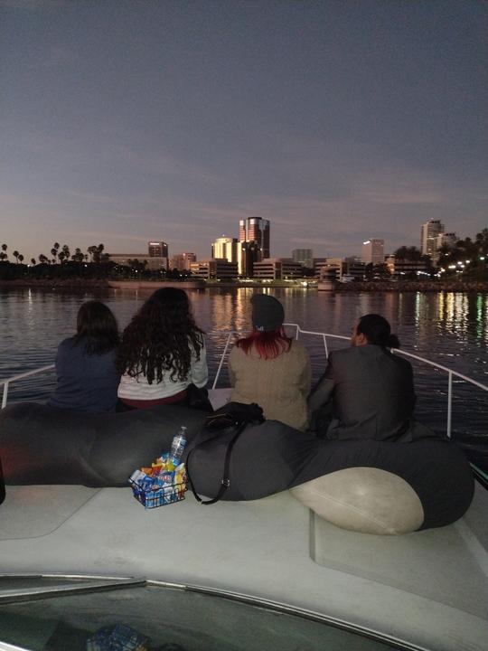 Romántico viaje por las luces de la ciudad en pufs en un Bertram de 42 pies 