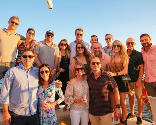 Visite publique de Charleston : coucher de soleil et navigation dans le port avec service de bar