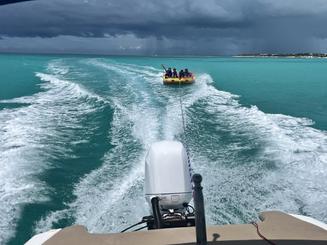 Divertido paseo en tubing y banana en las Islas Turcas y Caicos con una lancha motora Yamaha de 20 pies