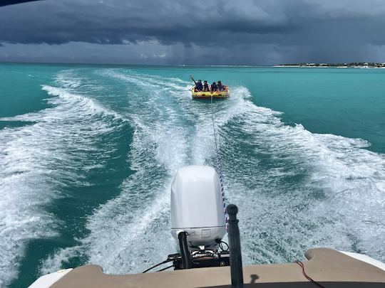 Excursion amusante en tubing et en banane dans les îles Turques-et-Caïques avec un bateau à moteur Yamaha de 20 pieds