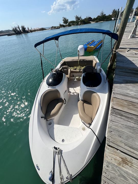 Excursion amusante en tubing et en banane dans les îles Turques-et-Caïques avec un bateau à moteur Yamaha de 20 pieds