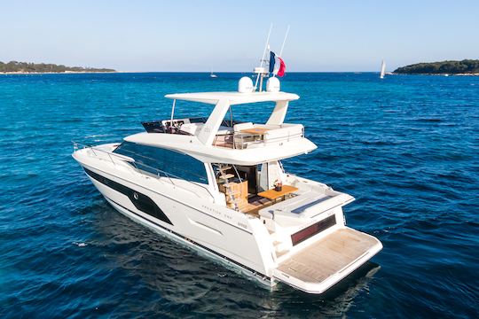 Alquiler de megayates Prestige 590 Flybridge en la Costa Azul, Francia