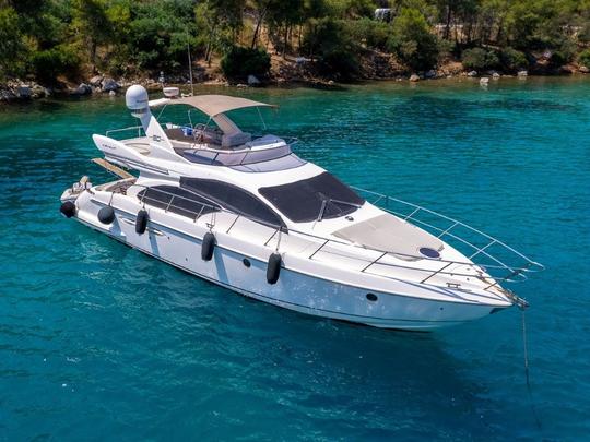 Iate a motor de luxo Azimut de 50 pés em Bodrum para 6 pessoas durante a noite