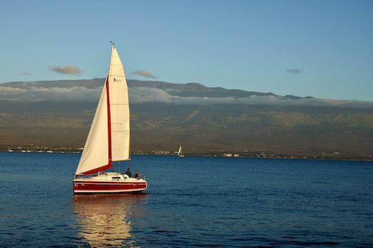 Aventuras de navegación y esnórquel en Maui en un monocasco HunterX de 27 pies