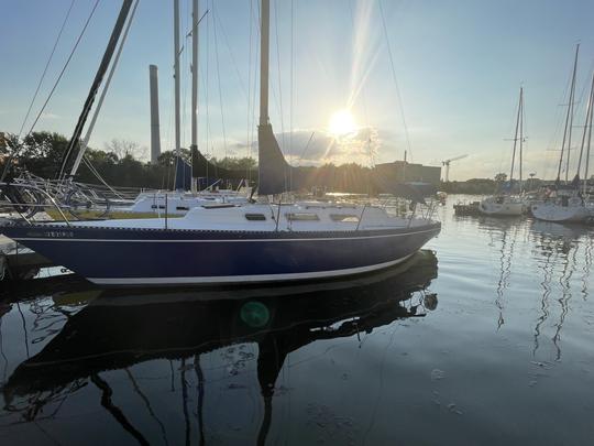 El recorrido por el crepúsculo en el velero Hughes de 35 pies