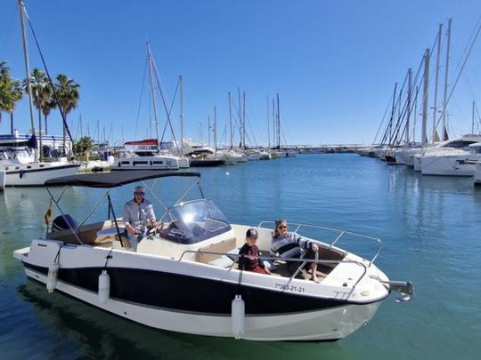 Alquiler de lancha motora Quiksilver 755 con patrón en Estepona, España