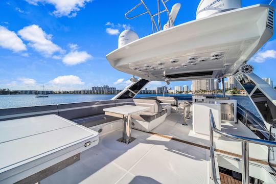 ¡Navega en el yate a motor Galeon de 68 pies en Miami!