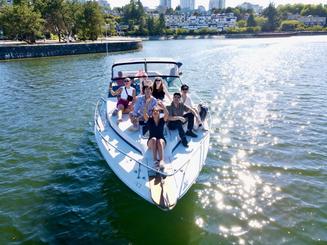 Discover Vancouver's Coastal Beauty aboard a 30ft Sea Ray Sundancer Yacht