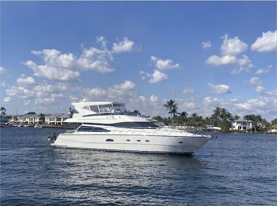 ¡Disfrute de su día en el yate a motor Flybridge de 65 pies!