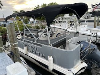 Reserve o espaçoso Hurricane Pontoon de 22 pés em Bokeelia, Flórida