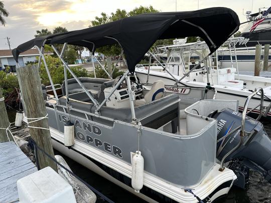 Reserve o espaçoso Hurricane Pontoon de 22 pés em Bokeelia, Flórida