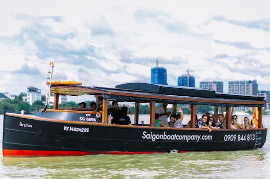 Beau bateau ouvert en bois à louer à Saigon