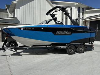 Malibu M220 2023 avec tous les équipements de surf et de wakeboard disponibles, chauffeur inclus