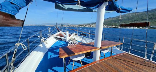 Croisière privée quotidienne en bateau vers l'île de Brač avec déjeuner et boissons inclus