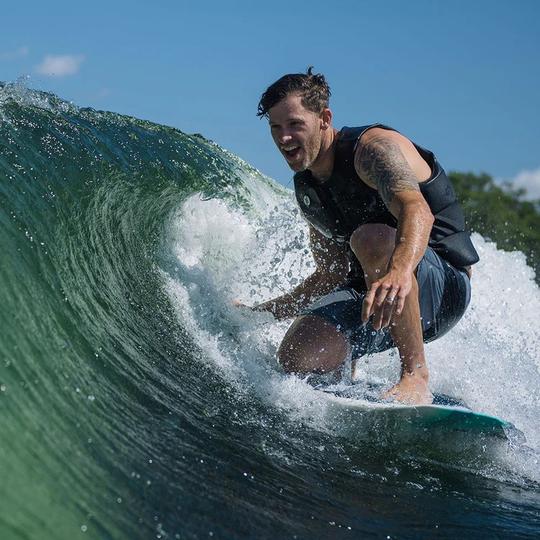 Wakesurf em Toronto em um barco de elite - motorista/instrutor incluído