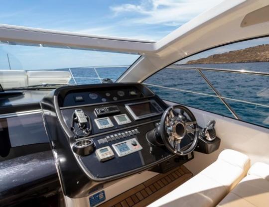 Aluguel de iates a motor de luxo Sunseeker Portofino 48 em Cote d'Azur, França 