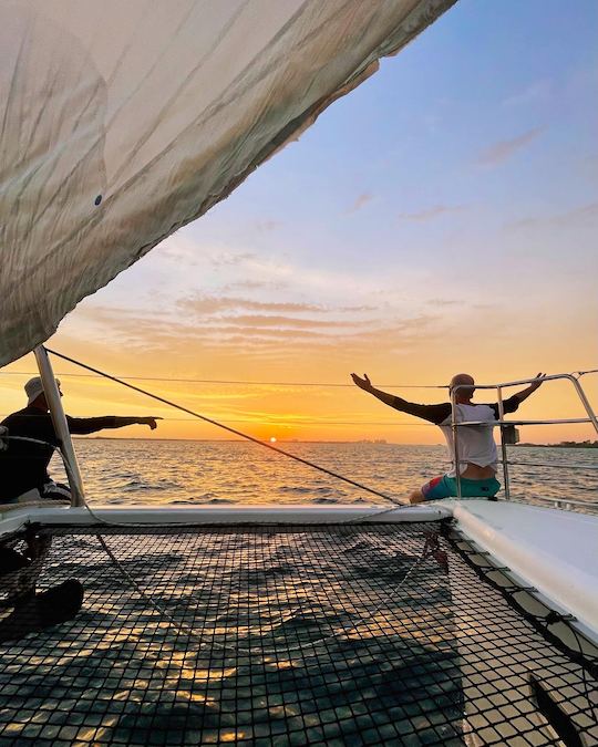 Jantar de 3 pratos e cruzeiro ao pôr do sol em um catamarã de luxo para até 12 pessoas