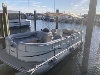 South Bay 24ft Tritoon, Brand new 150HP Suzuki motor! 