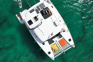 Power Catamaran com tudo incluído e fretamento privado totalmente tripulado - Lagoon 450 S 