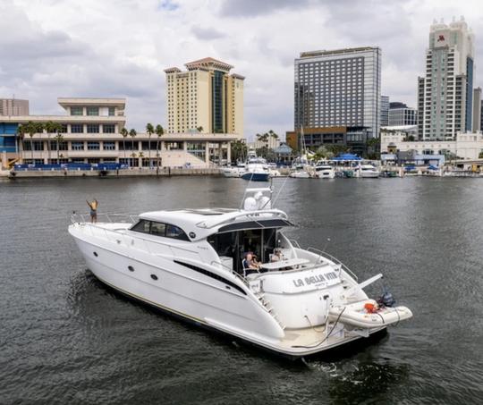 Iate personalizado Neptunus de 75 pés em Tampa. Festa limpa, rápida e estilosa para até 13 pessoas!