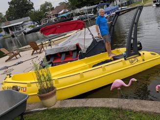 Barco de pesca Whaly 435R en el lago Hopatcong, Nueva Jersey