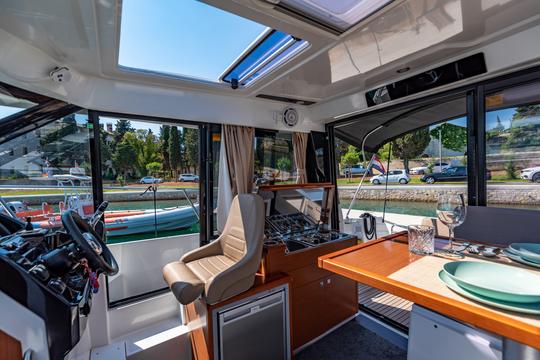 Jeanneau Merry fisher 895 for Luxury Vacation