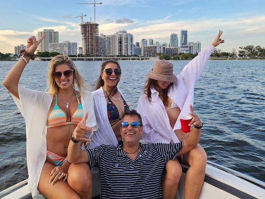 Let's enjoy Miami from a different perspective! Boat Monterey 258 SS 25ft 