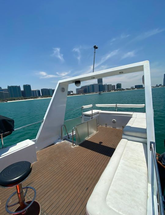 Twin Engine 30ft Motor Yacht Charter in Abu Dhabi