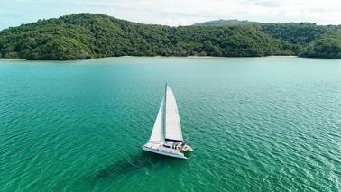 Le catamaran Mozart navigue en Thaïlande