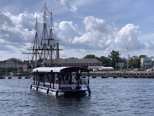 BYOB Cycleboat Boston Private Charter de 90 minutos no porto de Boston, até 16 pessoas, de segunda a quinta