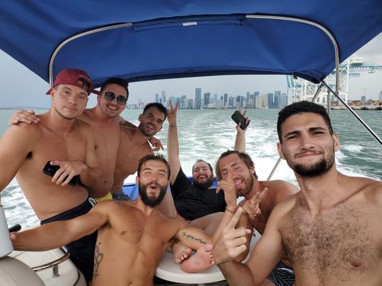 Alugue 7 decks de sol Sea Ray idênticos de 26 pés em Miami Beach, Flórida!