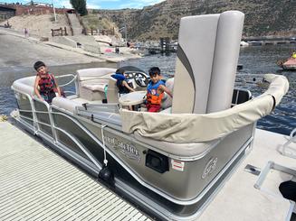 Suncatcher 22ft Family Pontoon!