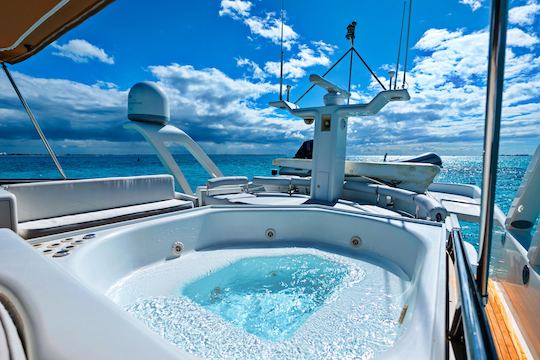 Luxury Super Yacht 85ft Dyna Craft with Jacuzzi