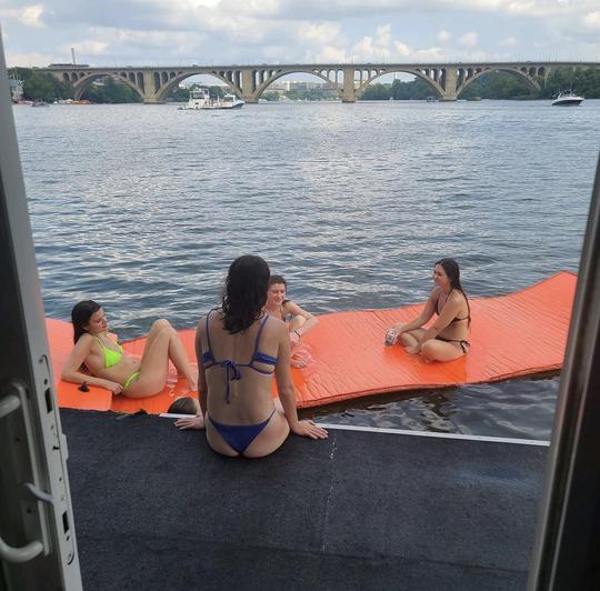 Faites la fête sur un catamaran à moteur de 42 pieds à Washington, D.C. pouvant accueillir jusqu'à 15 personnes