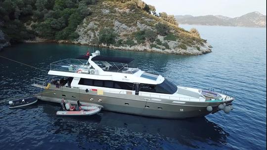 En savoir plus sur notre yacht à moteur Falçon de 85 pieds avec équipage à Gocek