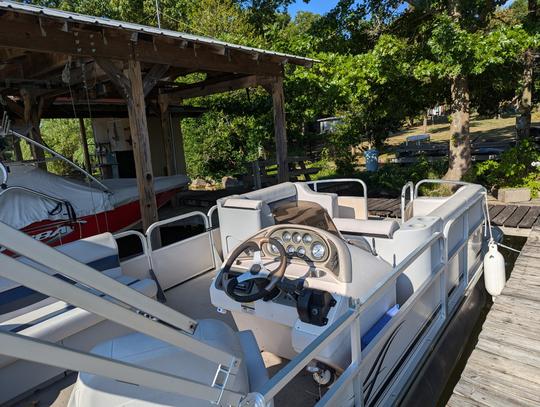 24ft Weeres Suntanner Pontoon - It's a good day for a boat day!